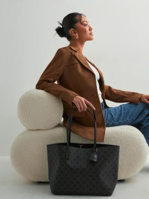 Svart shoppingväska med rutmönster - Stilren svart shoppingväska i konstläder med diskret rutmönster och långa handtag. Väskan har en enkel, rymlig design och en liten taggdetalj framtill. Perfekt för dig som vill ha en snygg och praktisk tote till vardagen. Från Marlene Birger. Nypris 3195kr. Helt slutsåld 