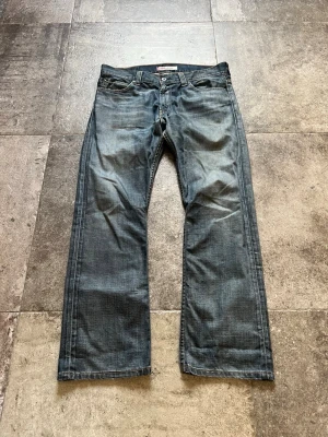 Vintage Levis 506 Flared Jeans - tja! säljer nu mina levis 506 jeans med sjukt feta fades👏 de sitter flared🥹 strlk 36/32 passar 34/34 o i riktigt bra skick🫡 tveka inte på att skriva ifall ni har fler frågor😉