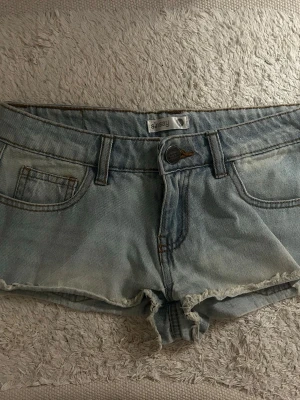 Skit snygga vintage low waist jeans shorts!! - Säljer dessa skor snygga vintage low waist shorts från sinsay. Otroligt snygg nu till sommaren. Köpta secondhand för ca 350kr. Storlek xs=34