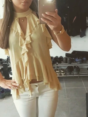Gul halterneck topp - Säljes då den inte används längre. Står storlek s men passar mig som har xs. Perfekt till sommarkvällar💕💕