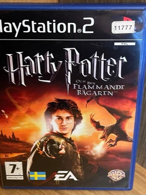 Harry Potter och Den Flammande Bägaren PS2 - PlayStation 2-spel: Harry Potter och Den Flammande Bägaren. Äventyrsspel där du spelar som Harry, Ron eller Hermione och utforskar magiska miljöer, slåss mot drakar och löser utmaningar. Omslaget är färgstarkt med fantasytema och svensk text. Perfekt Skick