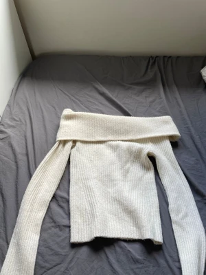 Off shoulder stickad tröja cremevit - Trendig off shoulder stickad tröja i cremevit färg. 