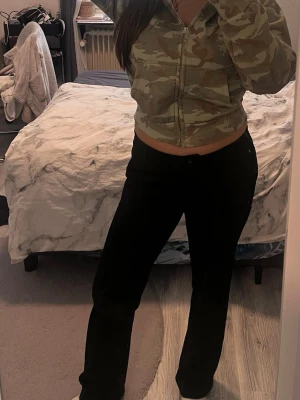 Svarta kostymbyxor - Säljer ett par svarta byxor med rak/bootcut passform i storlek 160. Från lager 157. Byxorna har en enkel design utan bakfickor. Materialet mjukt och stretchigt - inte vanligt kostym material ! Använt typ 1 gång.