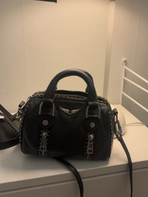 Zadig & Voltaire väska - Säljer min Zadig & Voltaire väska då den helt enkelt inte kommer till användning. Den är använd sparsamt så jag använt andra väskor istället för denna. Den är där med i väldigt fint skick. Det är mini versionen och dust bag kan skickas med ifall efterfrågan. Nypris runt 4000kr, pris kan diskuteras ev🩷