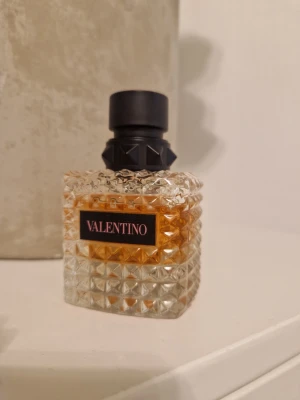 Valentino parfym  - parfymflaska från Valentino born in roma. 50ml , bara pyttelite tagit ur den. 