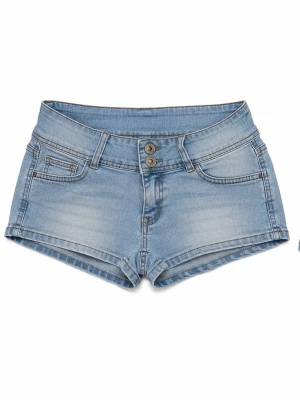 Ljusblå denimshorts med dubbla knappar. 2000s - Säljer ett par ljusblå denimshorts med hög midja och dubbla knappar framtill. Shortsen har klassiska fem fickor, bälteshällor och snygga sömdetaljer. Perfekta för varma dagar och ger en avslappnad look.