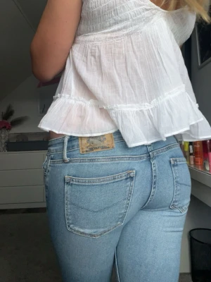 Ljusblå bootcut jeans från crocker - Ett par fina jeans från crocker, har använt 4-5 gånger sen har dom bara legat i min garderob, dom är inte upptrampade nere vid kanten så dom är som nya,älskar dom men dom är tyvärr för små för mig🌸är it säker på storlek men jag har s/m så men lite små för mig så passar nog bäst på en xs, men kan passa s också om man ha lite smalare lår, jag är 171 cm och jeansen slutar precis vid min fot vid marken så 171 är längsta lag man kan va🌸