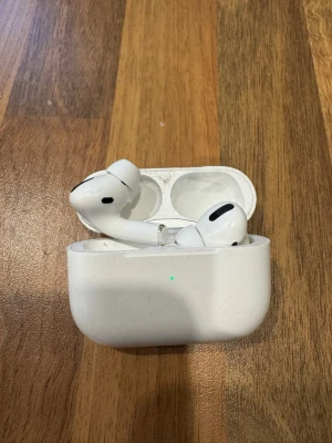 Vita AirPods Pro  - AirPod Pro köpta för typ 2 år sen inte så mycket använda eftersom jag tappa bort dom och hade köpt nya när jag hitta dom 