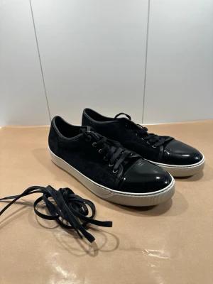 Lanvin skor - Sjukt snygga lanvin skor till salu är, perfekta för sommaren! Skorna är storlek 10 vilket tyder på storlek 44! Grymt skick, ser exakt ut som bilderna så avgör själv! Färgen är svart och extra skosnören medföljer! Skriv gärna vid fler frågor🙏
