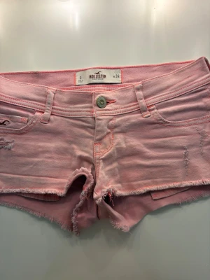 Hollister jeansshorts  - Säljer dessa jättesnygga jeansshorts från Hollister! Priset går alltid att diskutera och shortsen finns kvar tills den är markerad såld. 💓 Midjemått rakt över: 36cm Längd på sidan: 20cm