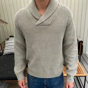 Indicode jeans tröja  - Säljer en stickad tröja i L ifrån indicode jeans. Den är helt ny och har aldrig använts innan och har därav inga defekter Längdbredd: 73,5 cm. Axelbredd:  51 cm. Hör av er vid eventuella frågor, allt gott!