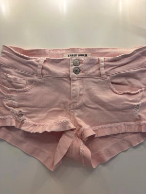 Tally Weijl jeansshorts - Säljer dessa jättesnygga jeansshorts från Tally weijl! Priset går alltid att diskutera och shortsen finns kvar tills den är markerad såld. 💓 Midjemått rakt över: 34cm Längd på sidan: 20cm