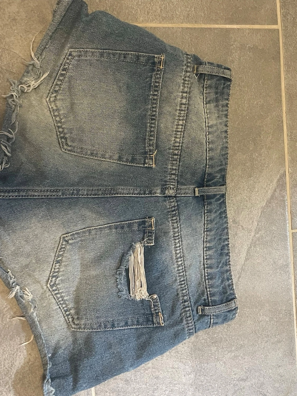 Blå slitna jeansshorts - 5