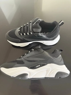 Svarta b22 skor - Chunky sneakers från Dio i svart mesh och läderdetaljer med vit, kraftig sula. Skorna är helt nya passar 44 men de står 46 på de.