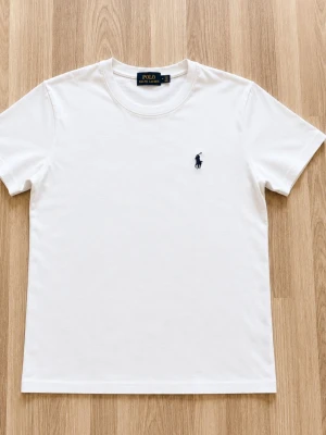 Ralph Lauren t-shirt - Tjena, jag säljer en riktigt snygg Ralph Lauren t-shirt. Den är i mycket bra skick men har några fläckar som knappt syns😁 Den är självklart äkta✅ Skicka om du har några frågor och kom gärna med rimliga bud☺️