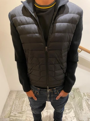 Moncler cardigain - Säljer min svarta Moncler Cardigain i storlek S. Extremt bra skick utan defekter men passar tyvärr inte mig längre. Modellen är 177 och väger ca 61 kg. Ny pris runt 10-11 000, äkthetsbevis finns. Priset ej hugget i sten.