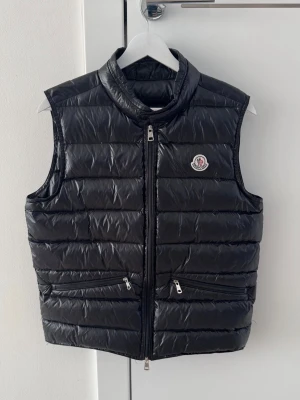 Moncler Väst - Moncler gui väst i storleken 1 som motsvarar Xs-S. Kom vid funderingar😊 äkta✅