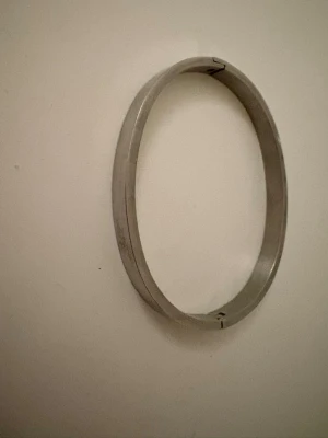 Enkelt silverfärgat metallarmband - Säljer ett stilrent och minimalistiskt armband i silverfärgad metall. Armbandet har en slät, rund form och är utan dekorationer eller mönster. Perfekt för dig som gillar enkel och clean stil. 