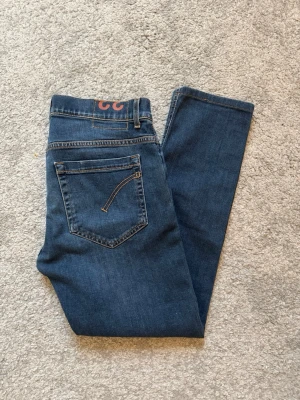Dondup George - Tja! Säljer nu dessa riktigt schyssta Dondup jeans i modellen George. Jeansen är i storlek W33 och i utmärkt skick, som nya. Priset är inte hugget i sten. Hör av dig vid funderingar!