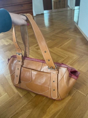 Vintage skinn väska  - Säljer en otroligt fin vintage väska i äkta skinn. Den är ganska stor, med ett ytterfack men inga innerfack. Jättebra skick och bra kvalitet! Rymlig.   Bara att skriva vid frågor!  💗
