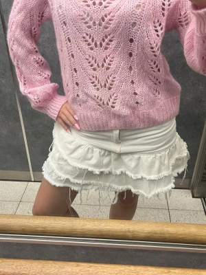 Vit jeanskjol med volanger från ginatricot - Såå fin men börjar bli för liten!! Har en liten fläck vid gylfen men har ej prövat å tvätta bort den