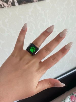 Cat noir ring  - Cat noir ring, Finns från storlek 5-10, kontakta gärna innan och säg vilken storlek du vill ha, har ca 30st💖  #trinket #jellyfish #kpop #anime #keychain #swag #jujutsukaisen #shoujo #straykids #enhypen #aespa #lesserafim #cortis #blackpink #attackontitan #kiminitodoke #coquette #gyaru #alt #emo #scene #retro #japanese #chinese #alt #scene #emo #coquette #shopkins #decora #chic #sonnyangel #smiski #jellycat #labubu #sanrio #hellokitty #miraculous #catnoir #vintage #pastelcore #crochet #grunge