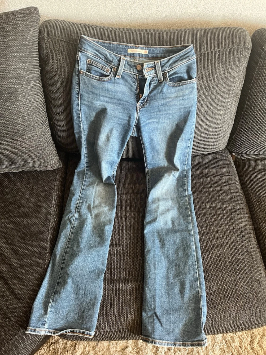 Ljusblå bootcut jeans från Levi's