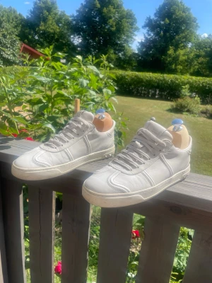 Vita Valentino flycrews - 💸Vita Snygga Valentino flycrews med spikar 💸 📏 Storlek 40 men skulle säga ungefär 40,5 📏  🪄För snygga och klassiska som passar till allt 🪄