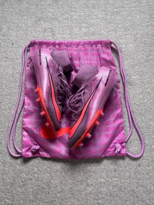 Nike Mercurial Superfly - Nike Mercurial Superfly 10 Elite AG-dobbar  Storlek 43 Fint skick endast en lite missfärgning på högerinsida som kan ses på bilderna Både skopåse och låda finns