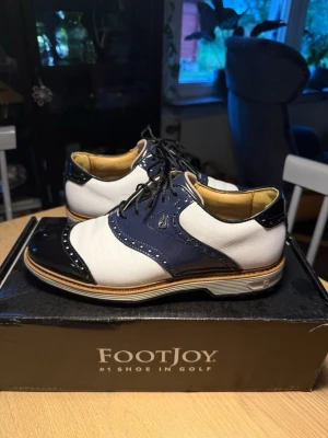 Footjoy Premiere Wilcox - Golfskor från FJ i modell Premiere Series Wilcox | Riktigt snygg modell som inte tillverkas längre | Storlek US 7.5, passar EU 41 | Nyskick! Endast använda 2 gånger! | Pris 1899kr | Hör av dig vid frågor eller funderingar!