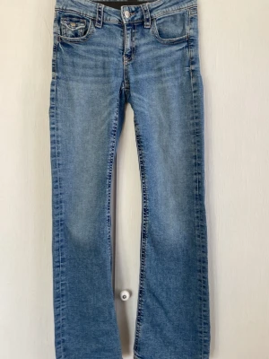 Blå bootcut low waist jeans från gina  - Snygga blå bootcut jeans med låg midja och klassiska fem fickor. Jeansen har en lätt tvättad look. Perfekta för en avslappnad och trendig stil. Materialet är denim i bomull. Mycket bra skick!💞