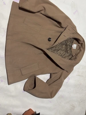 Beige rock från Next med leopardfoder - Beige jacka. Ny kollektion från London. Kan inte hittas någon annanstans 