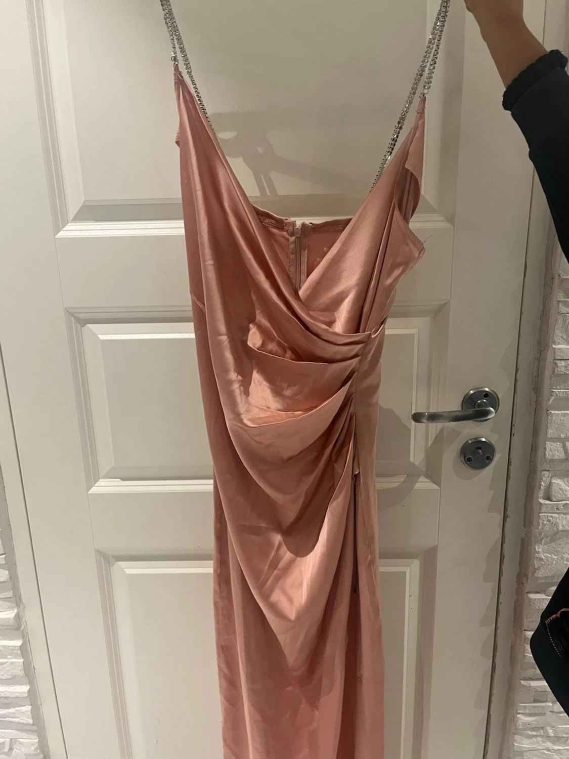 Lång rosa klänning med kedjeband - 1