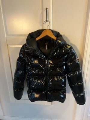 Super fin colmar jacka - Shimmrig colmar jacka, köpt från kidsbrandstore för några år sedan. Storlek 166 vilket motsvarar 14 i colmar storlek men xs i vuxen storlek. Pris kan diskuteras, hör av er vid frågor och fler bilder. Den har inga defekter och ser ut som en ny jacka. Nyskick!