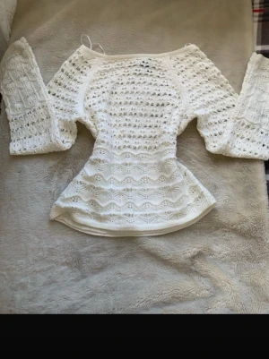 Söt stickad topp! - Snygg stickad topp som kan även bäras offshoulder med figursydd midja! Originalpris 500kr passar xs-s