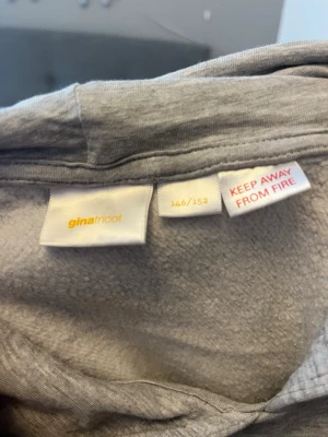 Grå hoodie från Gina Tricot - Jag säljer denna gråa hoodie. Säljer den för den är för liten. Använd två gånger.