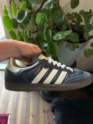 Adidas samba OG night navy/cream White  - Säljer dessa sjukt feta adidas samba i färgen OG night/cream White som är extremt svåra att få tag på. Det är i storlek 40!!! Hör av er vid eventuella frågor!!!