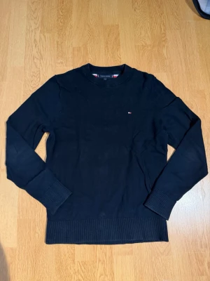 Tommy Hilfiger  - Säljer denna riktigt goa stickade tröjan från Tommy Hilfiger den är storlek s och har en väldigt bra passform väldigt snygg till jeans. Hör gärna av er vid funderingar🤝