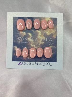 Promise (XS);ExtraShortOval  - Snygga handgjorda press-on naglar i en rosa färg med glansig finish. Ovala och extra korta, perfekta för en clean look. Kommer i storlek XS: 14 mm, 11 mm, 11,5 mm, 10 mm, 8 mm och är handgjorda.
