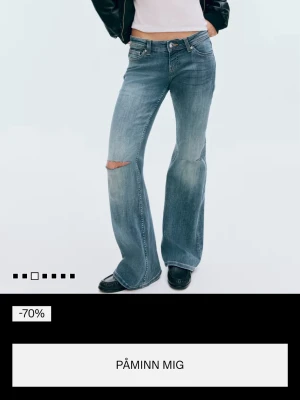 FLARED LEG ULTRA LOW WAIST JEANS - Söker dessa jeans från H&M!!!! 