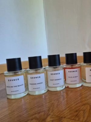 Säljer av min parfymsamling! - Buda fritt men var realistisk ☺️ Kan vara mer generös vid köp av flera 🌸 bara att ställa frågor om man undrar över nåt, svarar så fort jag kan 🫶 lägger upp ny annons vid accepterat bud. Kan komma att lägga upp fler med tiden, har svårt att skiljas från vissa. Testers i bild:  Essnce Carashmellow och Oh darling, Juliette has a gun Not a perfume, Lataffa Affection.