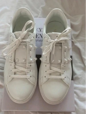 Valentino Garavani Rockstuds - Säljer ett par feta rockstuds i helvit i storlek 38 kan dock passa vissa i 39. Dessa passar skitbra året om men speciellt nu inför sommarn nypris ligger runt 6000kr säljer för 1799, pris aldrig satt i sten så kom jätte gärna med bud och vid snabbaffar kan pris diskuteras :)