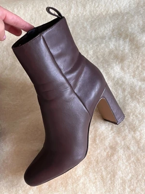 Bruna Steve Madden stövletter - 8 cm klack. Stövletter från Steve Madden, storlek 37. På insidan av vardera sko vid tårna finns slitningar/repor (se bild) Nypris 1700kr 
