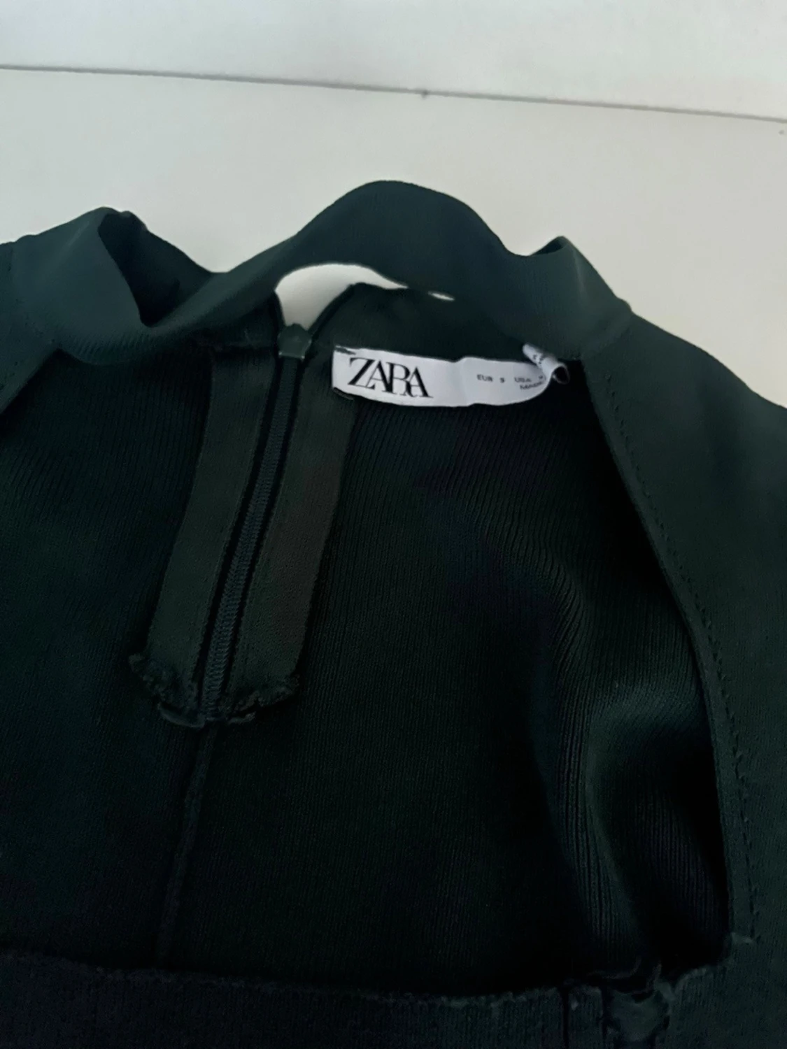 Mörkgrön ribbad klänning från Zara - 1