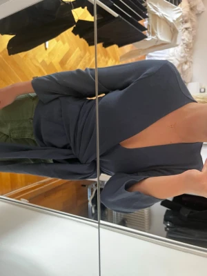 Marinblå blus  - Marinblå stickad omlottblus! 🤍🤍 Inga defekter.