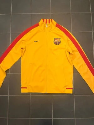 Fc Barcelona zip shirt/ långtröja - Fc Barcelona tröja ifrån säsongen 2017 tröjan har knappast använt då den var köpt vid runt 2017 och knappt rörts efter det. Storlek M