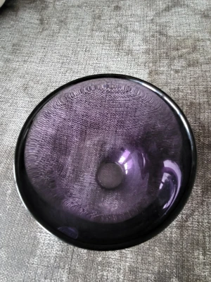Lila glasskål Orrefors - Säljer en snygg lila glasskål från Orrefors. Skålen har en rund form och är tillverkad i genomfärgat glas med en blank yta. Perfekt som dekoration eller till servering av snacks och godis.