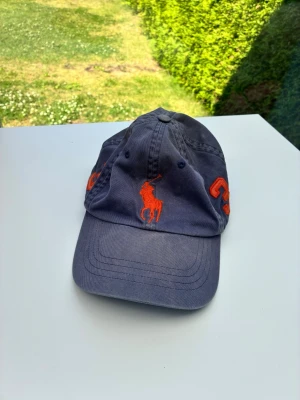 Mörkblå keps från Polo Ralph Lauren - Säljer denna mörkblåa keps från polo Ralph lauren. Hör gärna av er med frågor! 😁