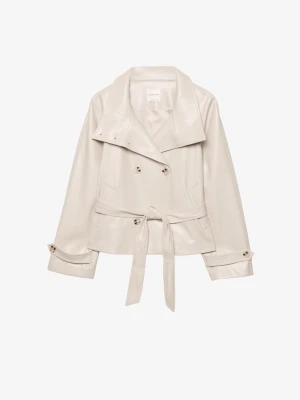 Kort vit trenchcoat i skinnimitation - Trenchcoat från stradivarius och inget slitage då den knappt varit använd!