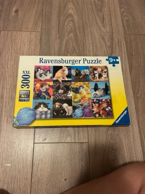 Ravensburger pussel med kattmotiv - Säljer ett Ravensburger pussel med 300 XXL-bitar och färgglada kattmotiv. Pusslet har flera olika bilder på söta katter i olika miljöer och färger. Perfekt för dig som gillar utmaningar och djurmotiv. Rekommenderas från 9 år.